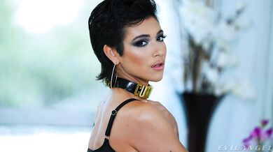 Brooklyn Gray shows off an skilled BBC blowjob