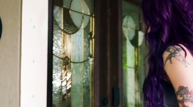 Tattooed housewife loses control and squirts on big black cock